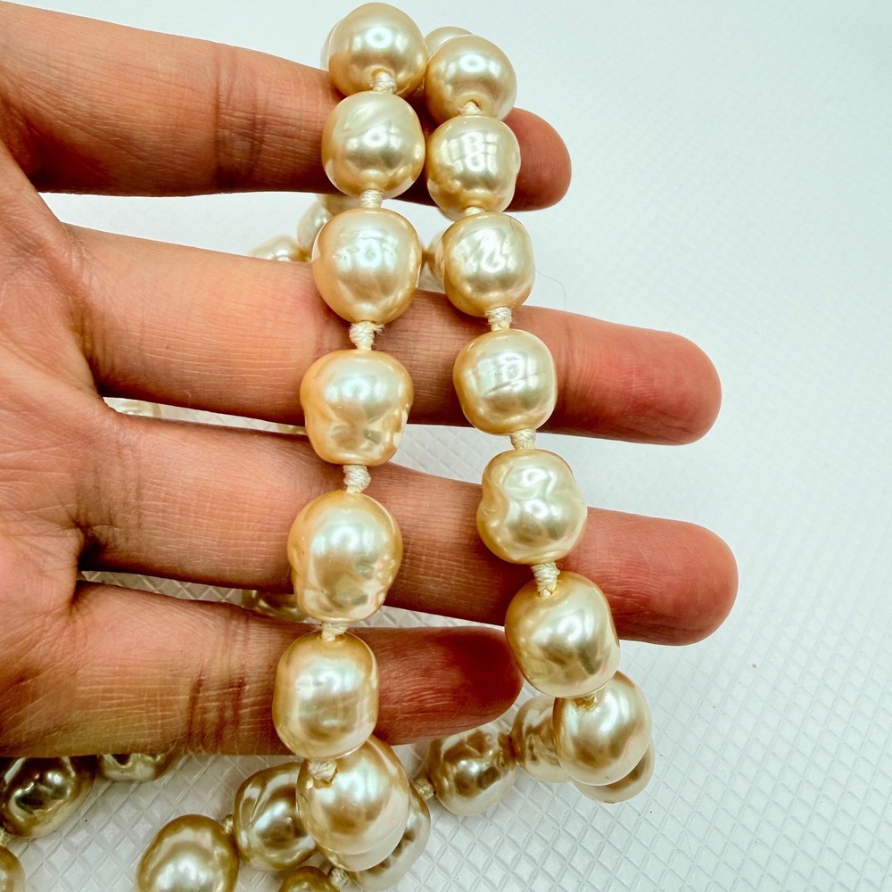 Vintage 40" Heavy Chunky Glass Faux Baroque Pearl Tone Knotted Necklace - Picture 3 of 4